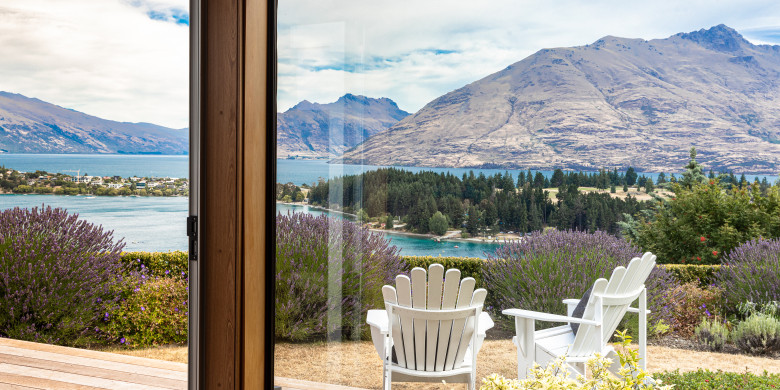 Wakatipu Gem Lakehouse Charm, Hot Tub, Panorama Views, Short Walk to Town